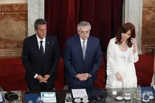 Massa, Fernández y Kirchner, de pie, durante le minuto de silencio