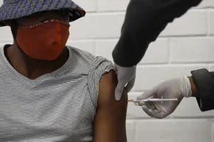 Un ensayo clínico de la vacuna de Oxford contra el coronavirus en el hospital Baragwanath en Sudáfrica, el 24 de junio pasado