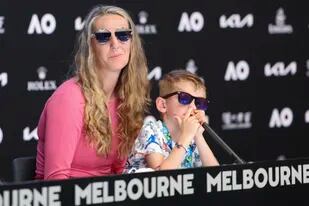 En esta foto proporcionada por Tennis Australia, la bielorrusa Victoria Azarenka  sonríe junto a su hijo Leo, durante una conferencia de prensa, el viernes 21 de enero de 2022 (David Mariuz/Tennis Australia via AP)