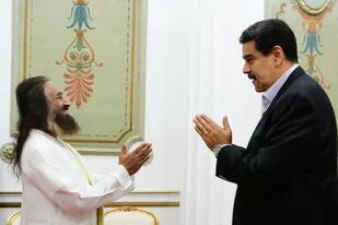 El presidente venezolano recibió al gurú indio en el Palacio de Miraflores, en Caracas