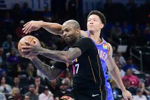 El pívot de Oklahoma City Isaiah Roby (derecha) trata de quitarle el balón al alero del Heat de Miami P.J. Tucker durante la segunda mitad del juego de la NBA, el lunes 15 de noviembre de 2021, en Oklahoma City. (AP Foto/Kyle Phillips)