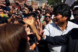Evo Morales al llegar a la Plaza de Mayo