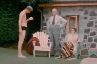 En las imágenes nunca antes difundidas de Isabel II también se puede ver al Duque de Edimburgo en un piscina jugando con un inflable