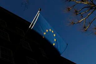 ARCHIVO - En esta imagen con fecha del viernes 22 de enero de 2021, la bandera de la Unión Europea ondea ante la Europe House en Londres