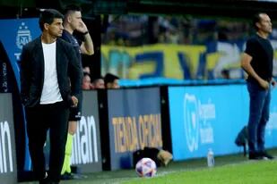 Ibarra, tras la internación del miércoles, siguió con tranquilidad el partido de Boca; al fondo, Bovaglio, entrenador de Instituto