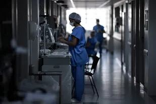 Un profesional de la salud trabaja en el pabellón de la Unidad de Cuidados Intensivos (UCI), en el hospital Santa Casa en Belo Horizonte, estado de Minas Gerais, Brasil