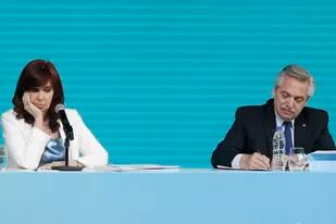 Cristina Kirchner y Alberto Fernández, en el acto por los 100 años de YPF