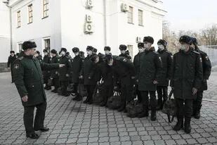 Reclutas del Ejército ruso antes de lanzarse a la campaña ucraniana; los errores le costaron miles de bajas a las fuerzas del Kremlin
