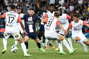Todos contra Lionel Messi, que esta tarde se las verá con un oponente difícil de la Ligue 1: Lille; Paris Saint-Germain será visitante en el norte de Francia.