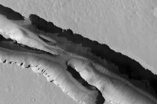 Se cree que los marsquakes de alta frecuencia podrían originarse en la región de Cerberus Fossae de Marte. Los nuevos resultados muestran que es probable que estos terremotos aparezcan y desaparezcan estacionalmente. POLITICA INVESTIGACIÓN Y TECNOLOGÍA NASA/JPL/UNIVERSITY OF ARIZONA
