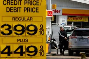Los precios de la gasolina rondan los 4 dólares el galón para el grado menos caro en varias gasolineras de la capital del país el 11 de abril de 2022 en Washington, DC.