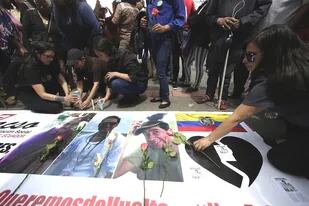 Familiares y amigos de los tres asesinados los homenajearon ayer, con velas, en Quito