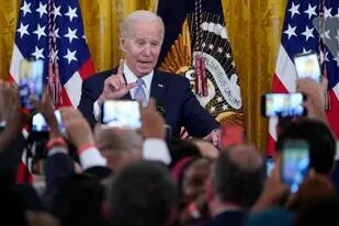 Archivo - El presidente Joe Biden habla durante una recepción en la Casa Blanca el 2de mayo de 2022, en Washington, D.C. (AP Foto/Susan Walsh, Archivo)