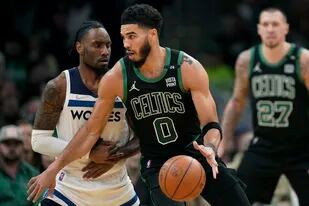 En foto del domingo 27 de marzo del 2022, Jayson Tatum de los Celtics de Boston busca superar al base de los Timberwolves de Minnesota Jaylen Nowell en Boston. (AP Foto/Steven Senne)