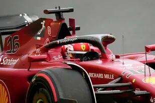 Charles Leclerc, con Ferrari, en la sesión de clasificación para el Gran Premio de Azerbaiyán de la Fórmula Uno, sábado 11 de junio de 2022. El monegasco ganó la pole, seguido por el mexicano Sergio "Checo" Pèrez con Red Bull. La carrera se correrá el domingo. (AP Foto/Sergei Grits)