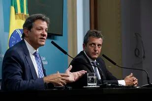 Los ministros de Economía de Brasil, Fernando Haddad, y de Argentina, Sergio Massa, en el marco de la visita de Lula como presidente en ejercicio