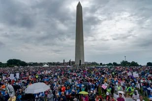 Miles de personas participan en la segunda Marcha por Nuestras Vidas en respaldo al control de armas de fuego delante del Monumento a Washington el 11 de junio de 2022 en Washington, D.C. (AP Foto/Gemunu Amarasinghe)