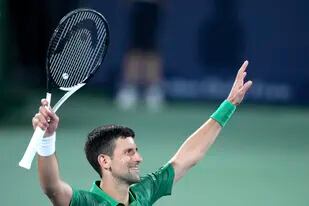 Novak Djokovic celebra su victoria ante Lorenzo Musetti en el torneo de Dubái, el lunes 21 de febrero de 2022. (AP Foto/Ebrahim Noroozi)