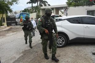 Soldados mexicanos circulan en el exterior del hotel Hyatt Ziva Riviera en Puerto Morelos, Quintana Roo, luego del enfrentamiento del viernes