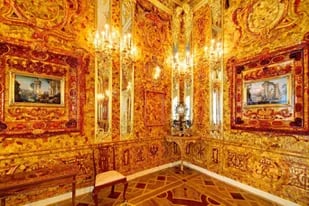 La majestuosa sala construída con seis toneladas de ámbar fue desmontada por los alemanes y reitrada del palacio de Catalina, en San Petesburgo y trasadada a Konigsberg, donde fue vista por última vez