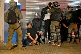 Fuerzas israelíes detienen a árabes israelíes en la ciudad de Lod, escenario de disturbios
