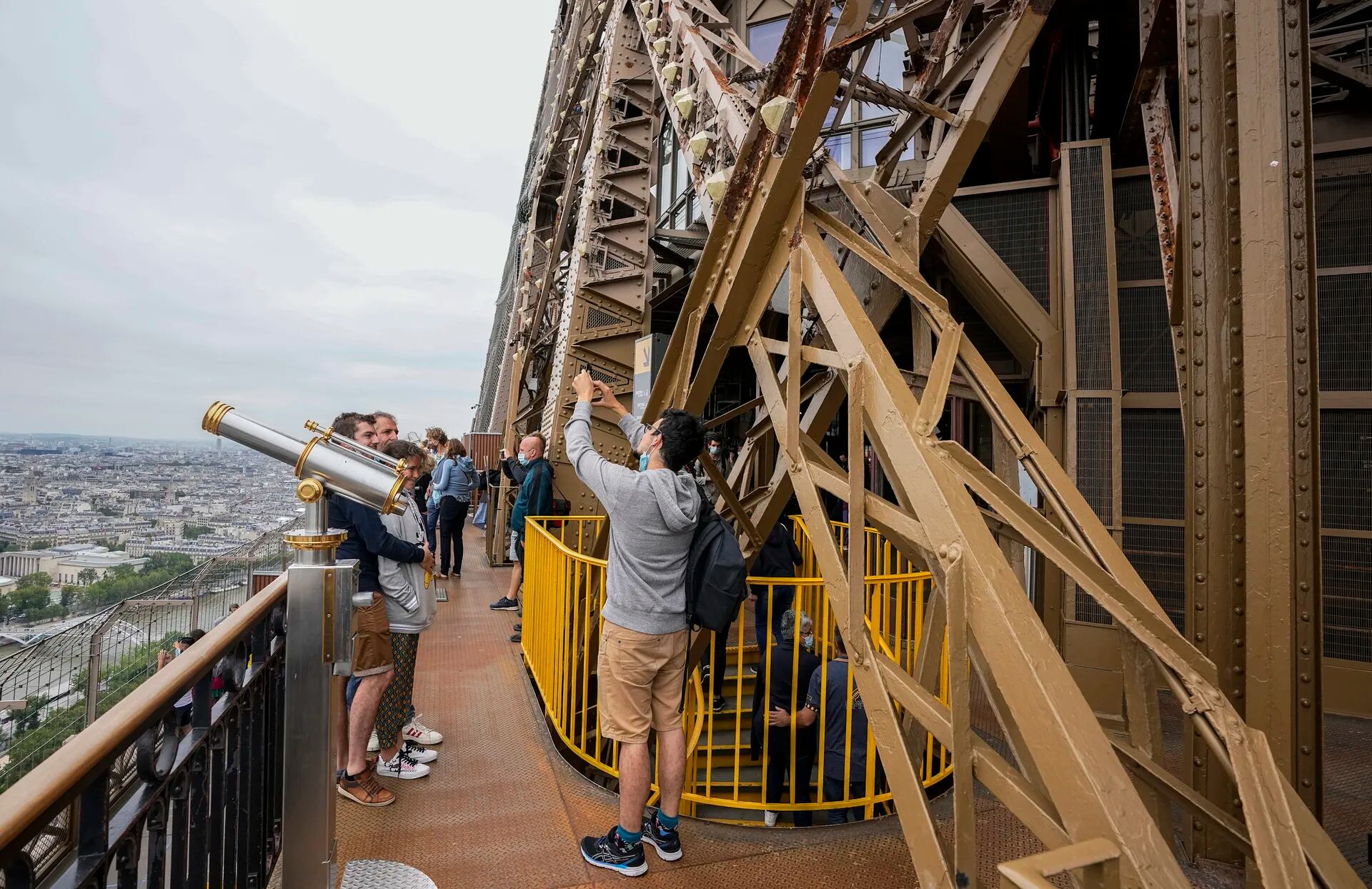 Los visitantes disfrutan de las vistas de la Torre Eiffel en París