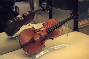 Una foto de uno de los alrededor de 1200 violines creados por Stradivarius