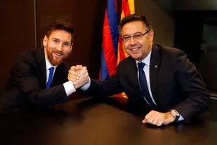 Otros tiempos: Lionel Messi y Josep María Bartomeu, presidente de Barcelona, cuando anunciaron la continuidad de La Pulga hasta 2021.