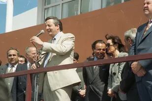 Néstor Kirchner, en la inauguración del Hospital Regional de Río Gallegos, en 1995; atrás, Carlos Menem y Cristina Kirchner