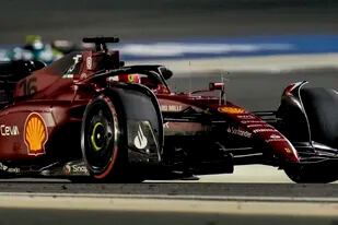 Charles Leclerc conduce su Ferrari durante el Gran Premio de Bahrein, el domingo 20 de marzo de 2022. (AP Foto/Hassan Ammar)