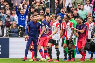 El árbitro Dennis Higler le muestra la tarjeta roja a Yannick Carrasco, jugador del Atletico de Madrid durante un amistoso ante Feyenoord en el estadio De Kuip de Rotterdam; el Cholo Simeone se metió en la cancha para frenar a su jugador. (Photo by Tom Bode / ANP / AFP) / Netherlands OUT