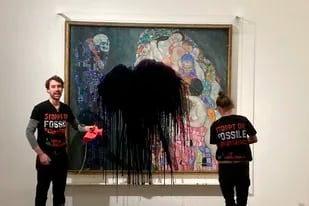 Activistas del grupo Ultima Generación arrojaron un líquido negro sobre una obra de Klimt en el Leopold Museum de Vienna, Austria.