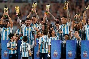 La selección argentina viajará este lunes a Paraguay para ser homenajeada por la Conmebol