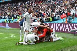 Toda Inglaterra abraza a Kane, autor del 2 a 0 que sentenció el triunfo sobre Alemania en Wembley, por los octavos de final de la Eurocopa