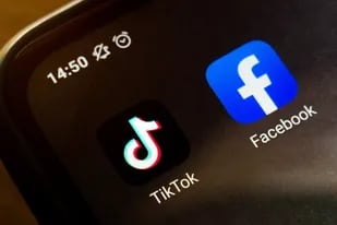 Según reveló una investigación del Washington Post, Facebook pagó a unos lobbistas republicanos para desprestigiar a TikTok en EE.UU. La firma contratada por la red social buscaba colocar en medios locales y regionales estadounidenses información sobre los peligros “para los niños” de la plataforma china