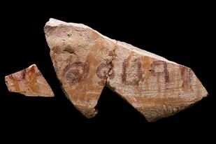 La inscripción hallada permite concluir que tras la caída de la ciudad de Laquis, la tradición de la escritura alfabética se conservó en Khirbat er-Ra’i
