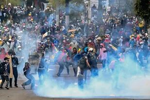 Manifestantes chocan con la policía en los alrededores del parte el Arbolito en Quito
