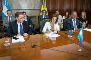 El Embajador de Brasil en la Argentina, Reinaldo José de Almeida Salgado, la secretaria de Energía de la Argentina, Flavia Royon, y el embajador argentino en Brasil, Daniel Scioli, en la firma del acuerdo