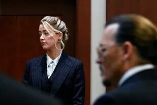 La actriz Amber Heard y el actor Jonny Depp ven al jurado llegar al Tribunal de Circuito del Condado de Fairfax en Fairfax