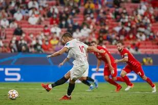 Ivan Rakitic ejecuta uno de los cuatro penales que tuvo el partido y marca el empate para Sevilla