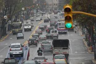 La puesta en marcha de semáforos capaces de interpretar el tránsito y cambiar sus tiempos para agilizar la circulación de vehículos o privilegiar el cruce de peatones tendrá un impacto positivo en el tránsito urbano, dicen los expertos