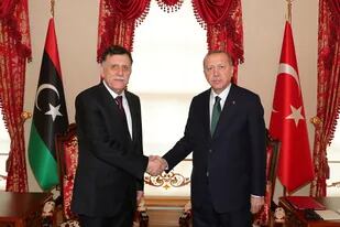 El primer ministro libio, Fayez al-Sarraj, fue recibido ayer por Erdogan en Estambul