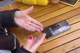 Se le cayó el celular al lago, la pantalla funciona mal y encontró una  manera muy creativa para seguir usándolo - LA NACION