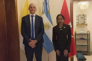 El secretario de Derechos Humanos, Horacio Pietragalla Corti, y la embajadora argentina ante la Santa Sede, María Fernanda Silva