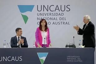 Cristina Kirchner recibió el honoris causa de la Universidad Nacional del Chaco Austral; a su izquierda, de pie, Manuel García Solá, vicerrector de la casa de estudios y director del distrito 9 de la Rural