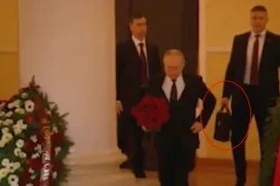 Un guardaespaldas con el maletín nuclear acompaña a Putin
