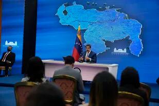 El presidente venezolano Nicolás Maduro da una conferencia de prensa desde el palacio presidencial de Miraflores en Caracas, Venezuela, el lunes 16 de agosto de 2021. (AP Foto/Ariana Cubillos)