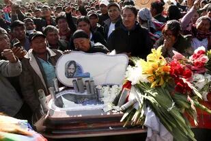 Familiares y amigos asistieron, ayer, al funeral de uno de los muertos en Sacaba