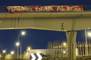 La bandera y el muleco con la camiseta de Vinicius colgados de un puente de una autopista cercana al predio de Real Madid