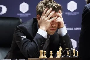 Dolores de cabeza para Magnus Carlsen, que en los últimos torneos cometió errores desconcertantes